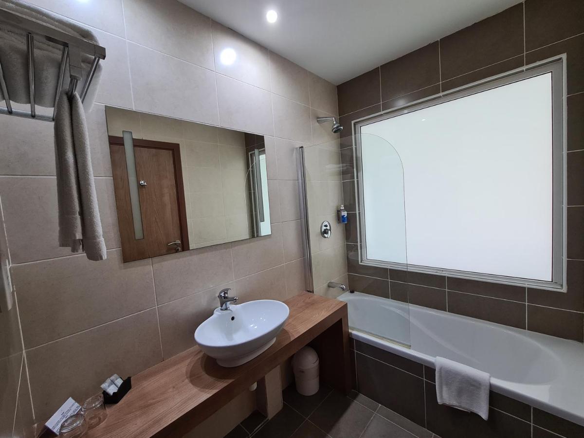Water'S Edge Hotel Бирзеббуджа Экстерьер фото