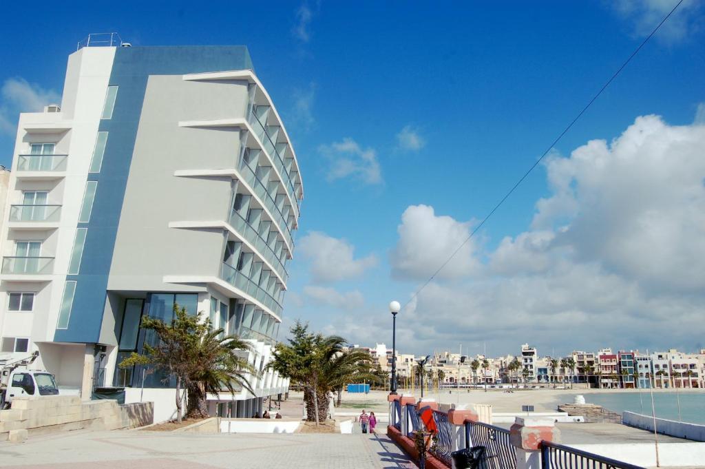 Water'S Edge Hotel Бирзеббуджа Экстерьер фото